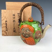 堀友直 作 萬古焼の名品 浮彫 達磨尽くし土瓶 (HP317)